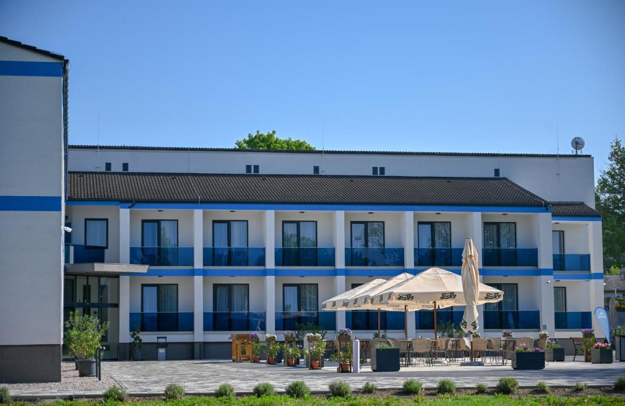 Nn Boutique Hotel Tiszaújváros Kültér fotó