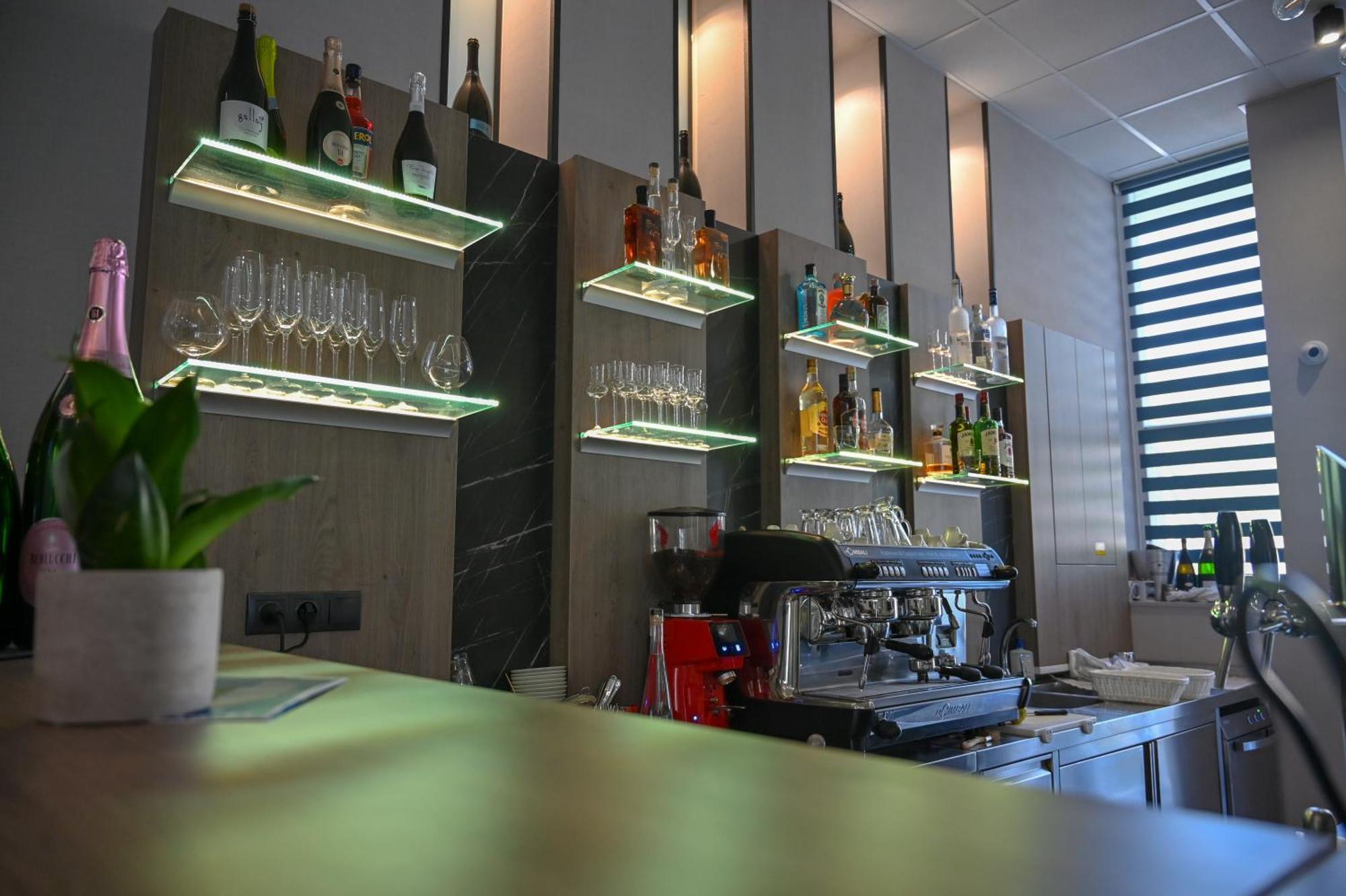 Nn Boutique Hotel Tiszaújváros Kültér fotó