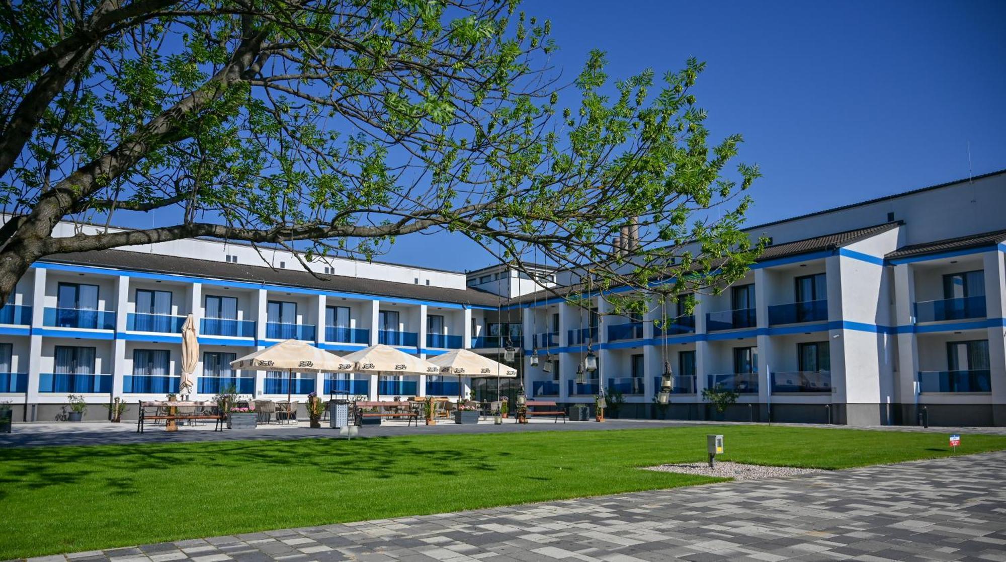 Nn Boutique Hotel Tiszaújváros Kültér fotó